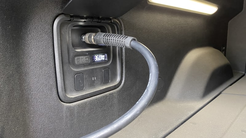 Багажник спереду і &quot;дірка&quot; в борту: 9 крутих фішок електричного пікапа Rivian R1T